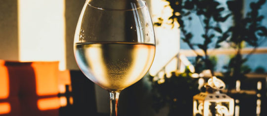 Verre de vin blanc en train d'etre servi